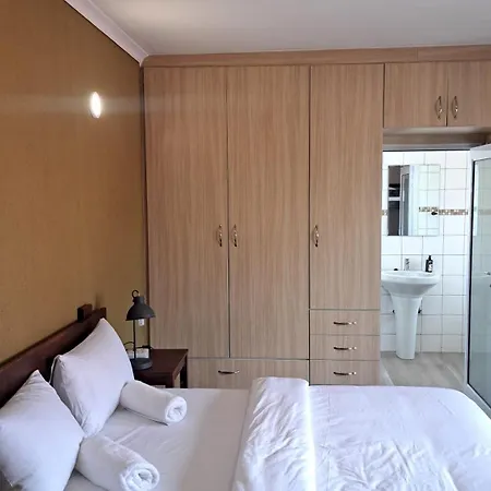 Chameleon Backpackers & Guesthouse-3